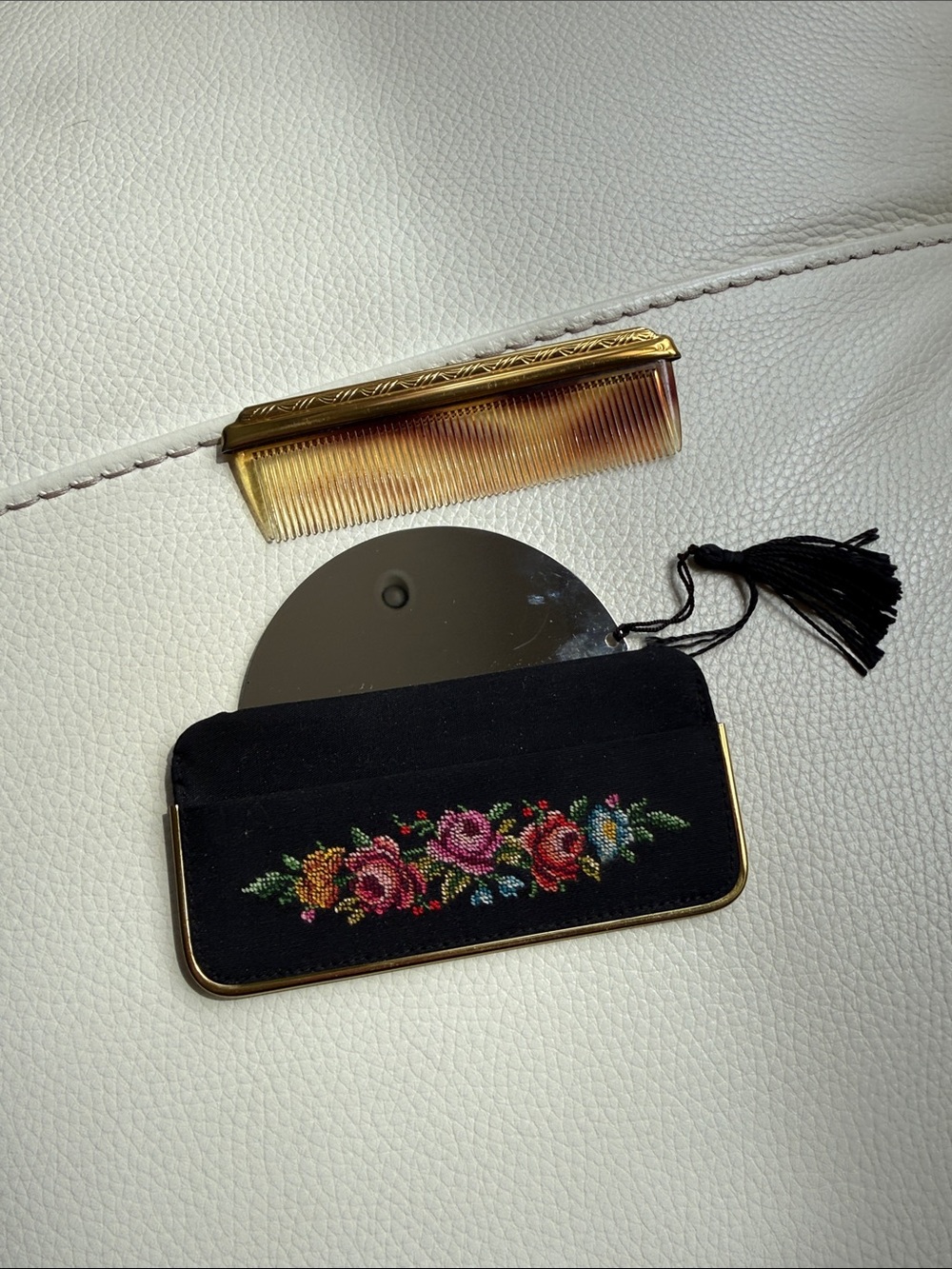Vintage Black Floral Embroidered Compact Mirror and Comb Set - Picture 5 of 9
